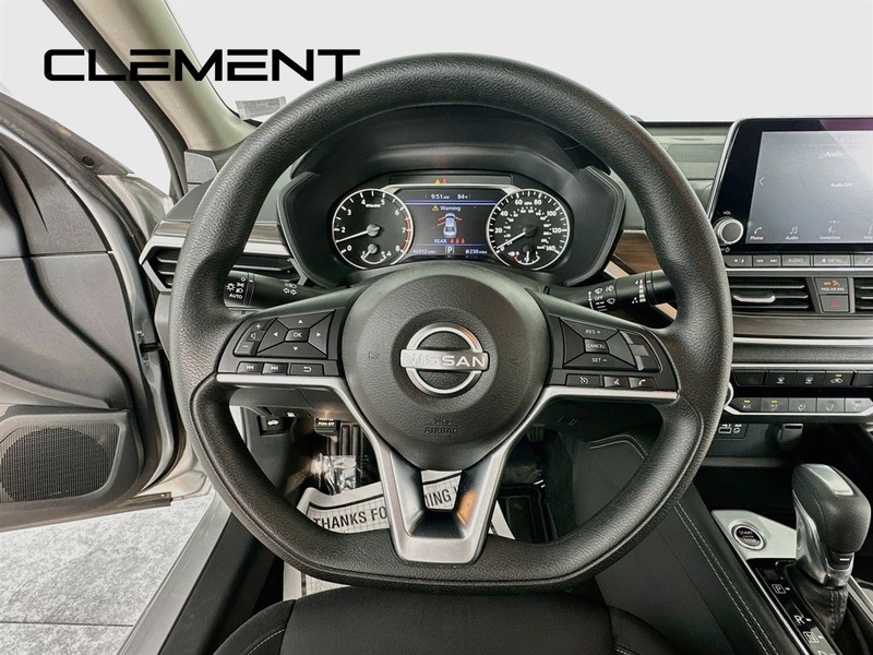 Nissan Altima Vehicle Image 15