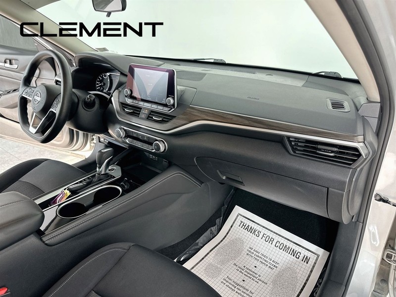 Nissan Altima Vehicle Image 32