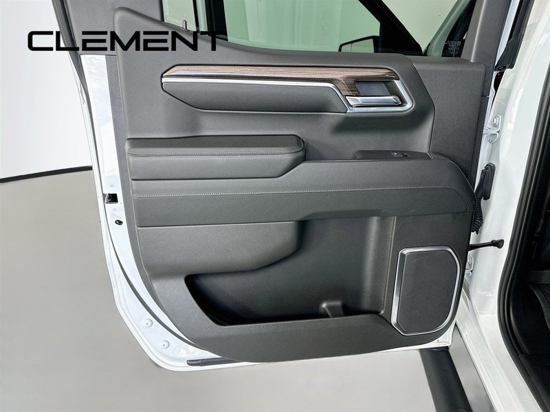 Chevrolet Silverado 1500 Vehicle Full-screen Gallery Image 30