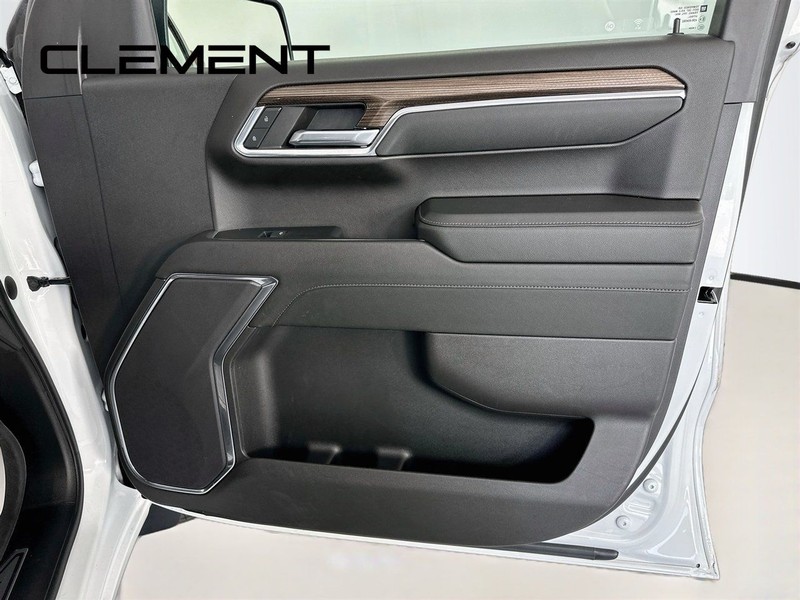 Chevrolet Silverado 1500 Vehicle Full-screen Gallery Image 34
