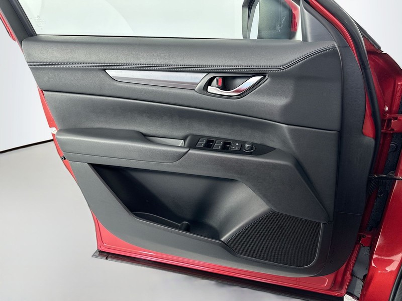 Mazda CX-5 Vehicle Full-screen Gallery Image 21