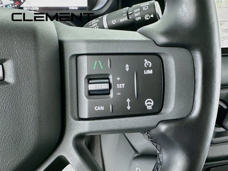 Land Rover Defender Vehicle Full-screen Gallery Image 17