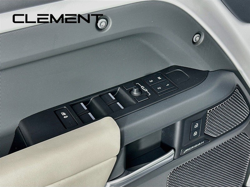 Land Rover Defender Vehicle Full-screen Gallery Image 27