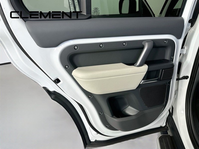 Land Rover Defender Vehicle Full-screen Gallery Image 31
