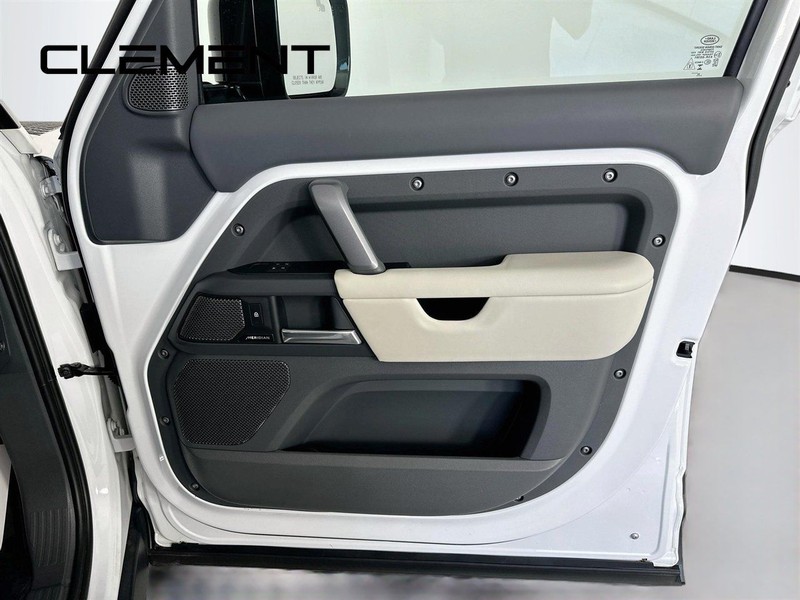 Land Rover Defender Vehicle Full-screen Gallery Image 36