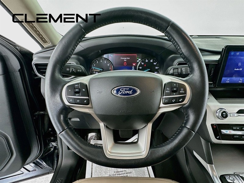 Ford Explorer Vehicle Image 15
