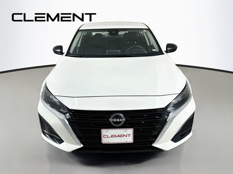Nissan Altima Vehicle Full-screen Gallery Image 3