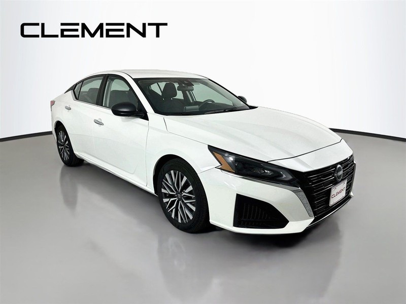 Nissan Altima Vehicle Full-screen Gallery Image 5