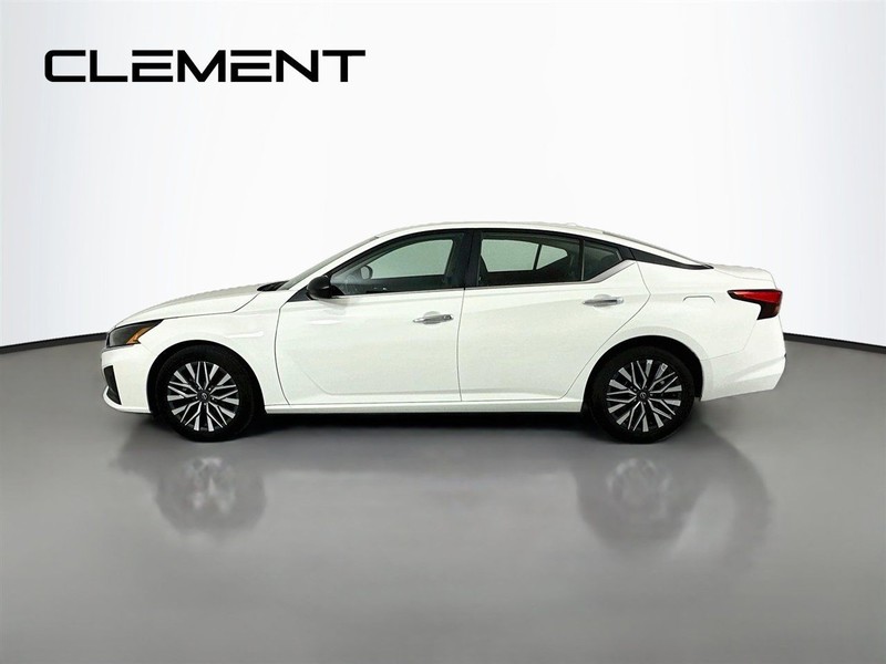Nissan Altima Vehicle Full-screen Gallery Image 6
