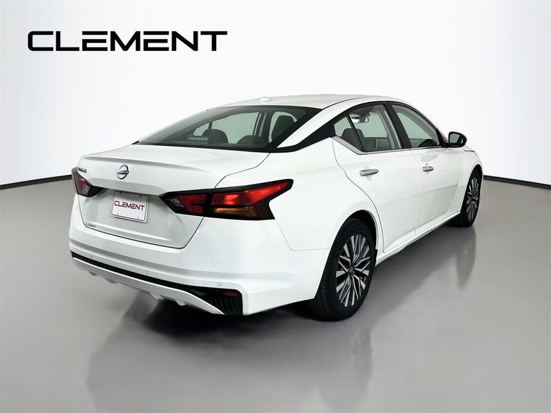 Nissan Altima Vehicle Full-screen Gallery Image 7