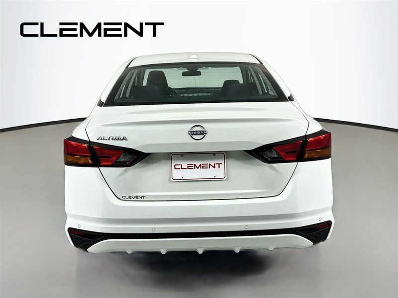 Nissan Altima Vehicle Full-screen Gallery Image 8