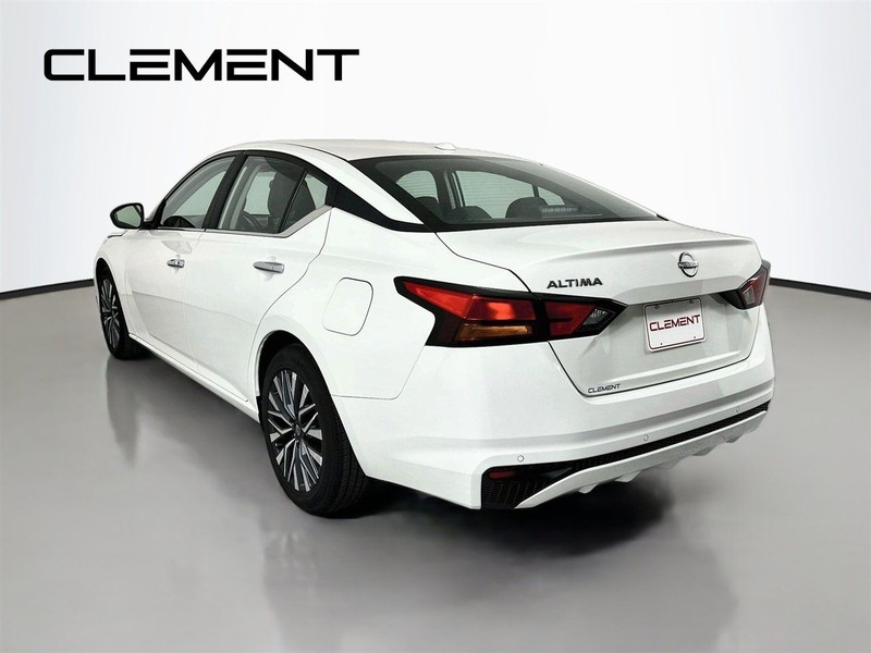 Nissan Altima Vehicle Full-screen Gallery Image 10