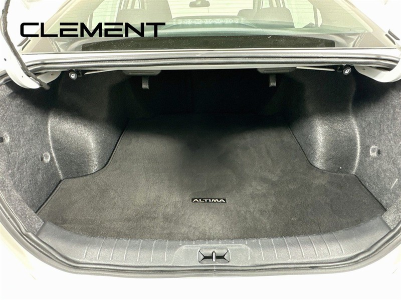 Nissan Altima Vehicle Full-screen Gallery Image 11