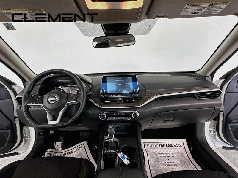 Nissan Altima Vehicle Full-screen Gallery Image 12