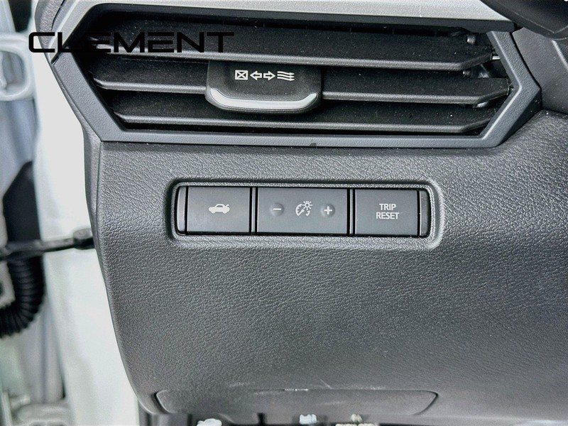 Nissan Altima Vehicle Full-screen Gallery Image 14