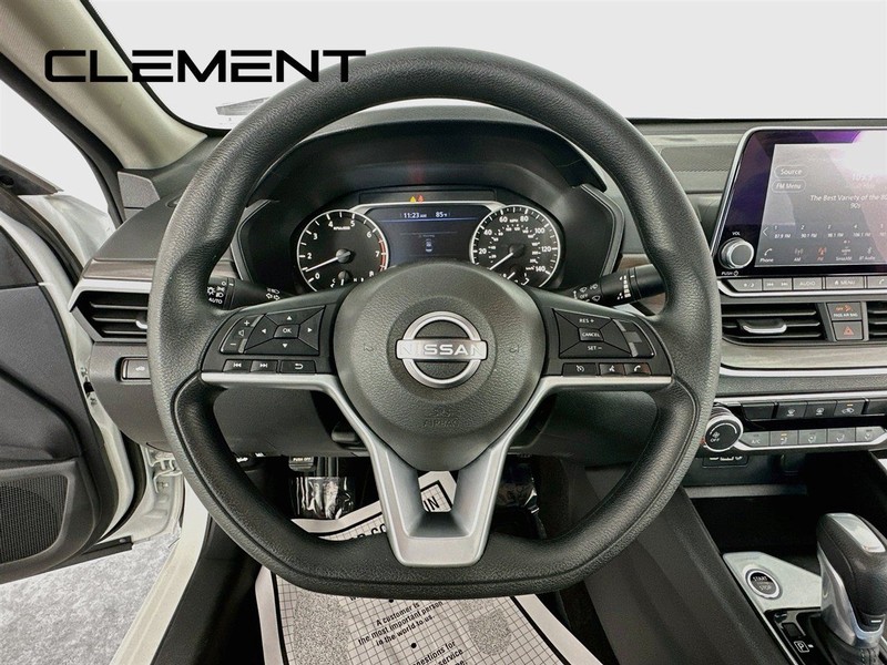 Nissan Altima Vehicle Full-screen Gallery Image 15