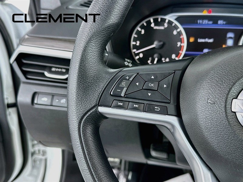 Nissan Altima Vehicle Full-screen Gallery Image 16