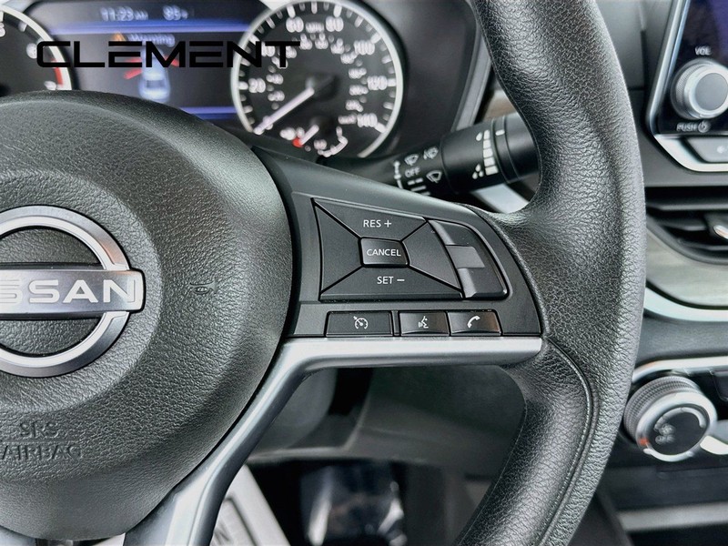 Nissan Altima Vehicle Full-screen Gallery Image 17