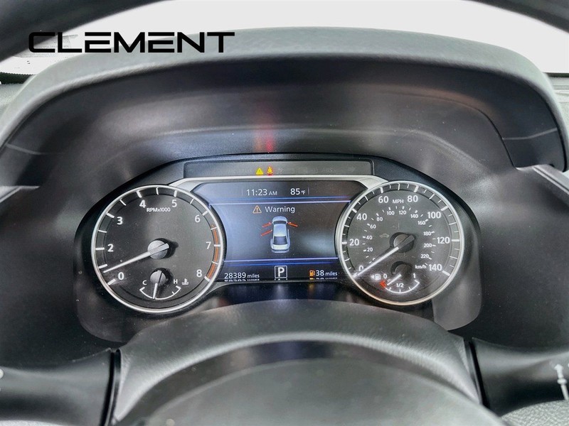 Nissan Altima Vehicle Full-screen Gallery Image 18