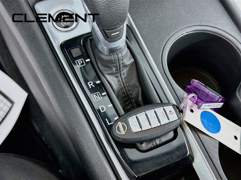 Nissan Altima Vehicle Full-screen Gallery Image 23