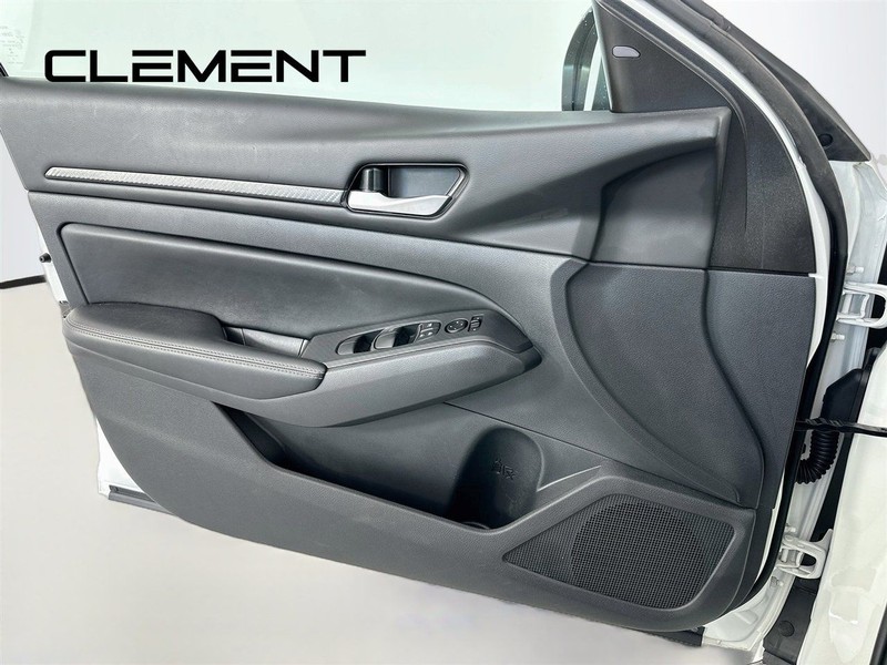 Nissan Altima Vehicle Full-screen Gallery Image 26