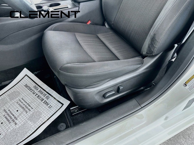 Nissan Altima Vehicle Full-screen Gallery Image 27