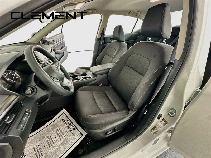 Nissan Altima Vehicle Full-screen Gallery Image 28