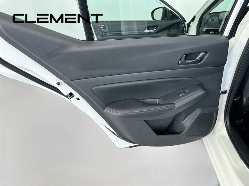 Nissan Altima Vehicle Full-screen Gallery Image 29