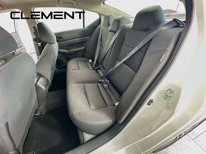 Nissan Altima Vehicle Full-screen Gallery Image 30