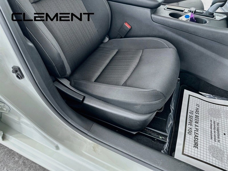 Nissan Altima Vehicle Full-screen Gallery Image 31