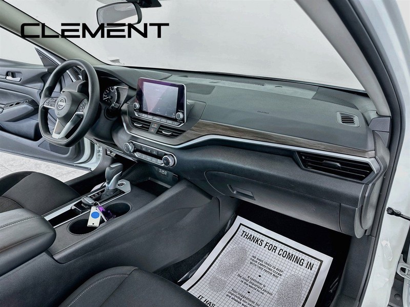 Nissan Altima Vehicle Full-screen Gallery Image 32