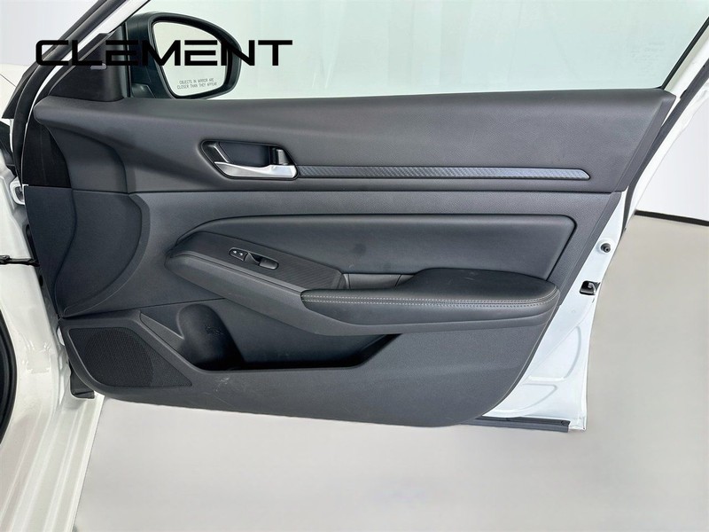 Nissan Altima Vehicle Full-screen Gallery Image 33
