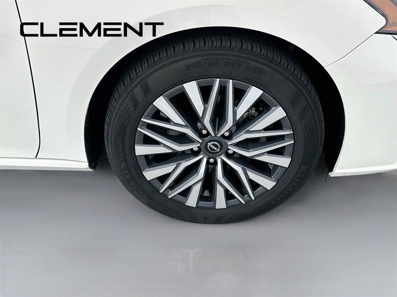 Nissan Altima Vehicle Full-screen Gallery Image 34