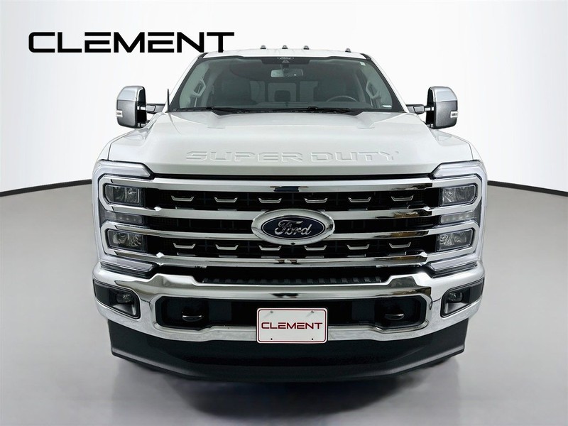 Ford Super Duty F-250 SRW Vehicle Full-screen Gallery Image 3