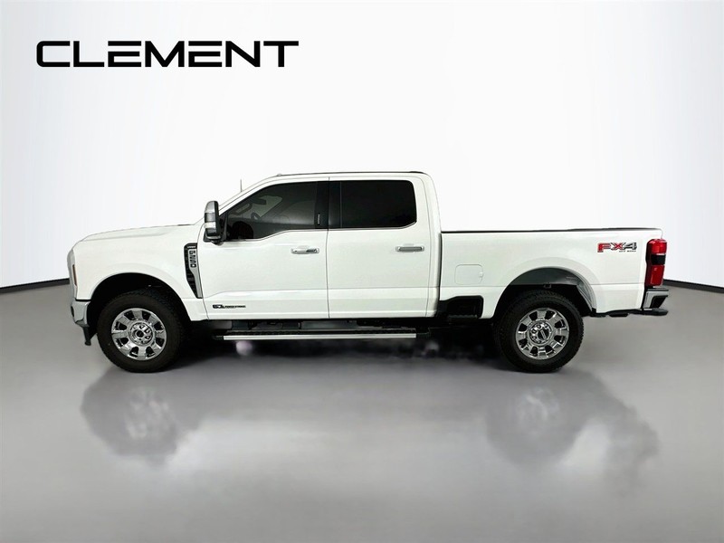 Ford Super Duty F-250 SRW Vehicle Full-screen Gallery Image 6