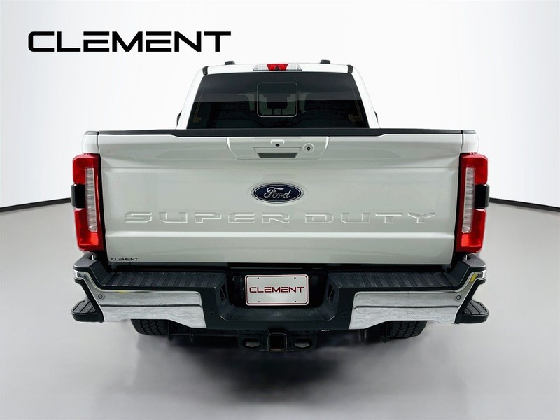 Ford Super Duty F-250 SRW Vehicle Full-screen Gallery Image 8