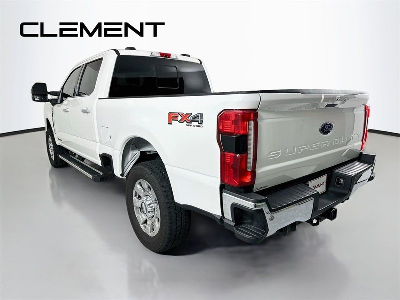 Ford Super Duty F-250 SRW Vehicle Full-screen Gallery Image 10