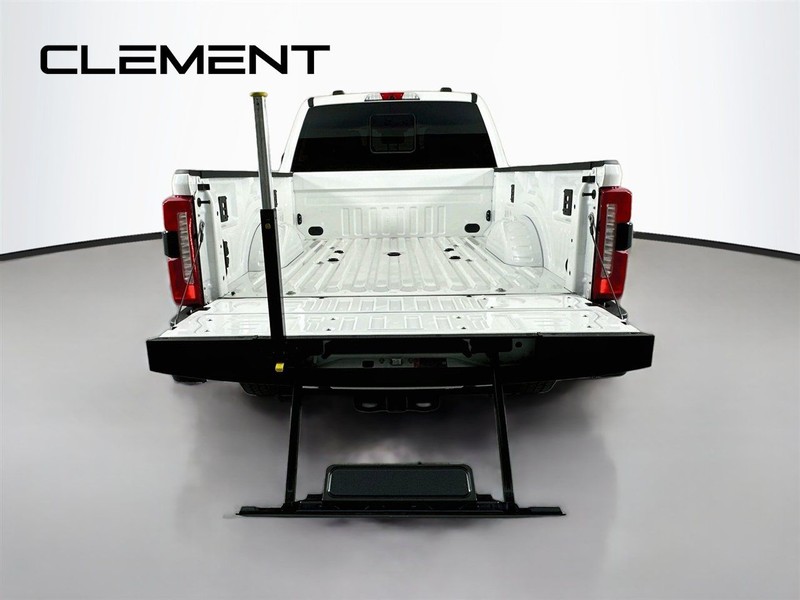 Ford Super Duty F-250 SRW Vehicle Full-screen Gallery Image 11