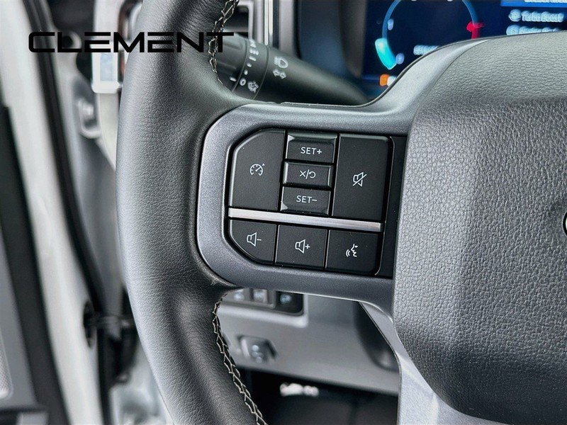 Ford Super Duty F-250 SRW Vehicle Full-screen Gallery Image 16