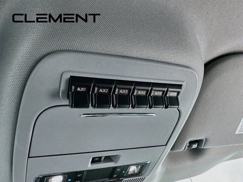 Ford Super Duty F-250 SRW Vehicle Full-screen Gallery Image 26