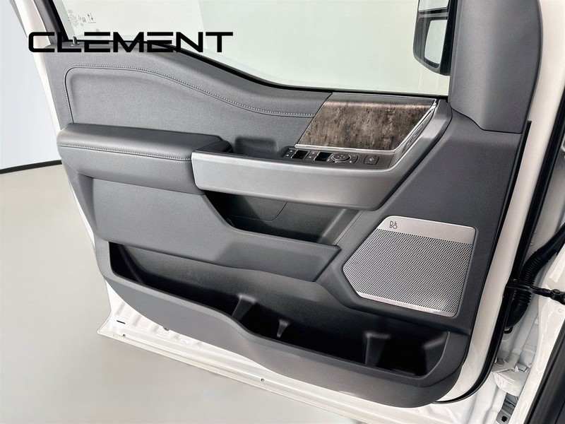 Ford Super Duty F-250 SRW Vehicle Full-screen Gallery Image 29