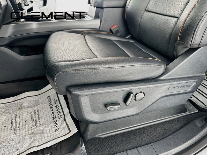 Ford Super Duty F-250 SRW Vehicle Full-screen Gallery Image 30