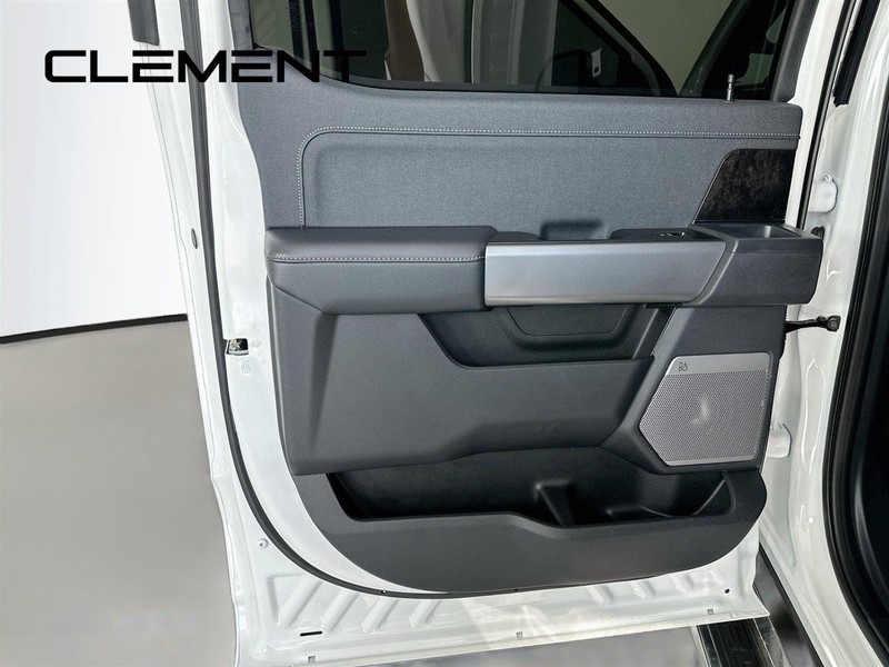 Ford Super Duty F-250 SRW Vehicle Full-screen Gallery Image 32