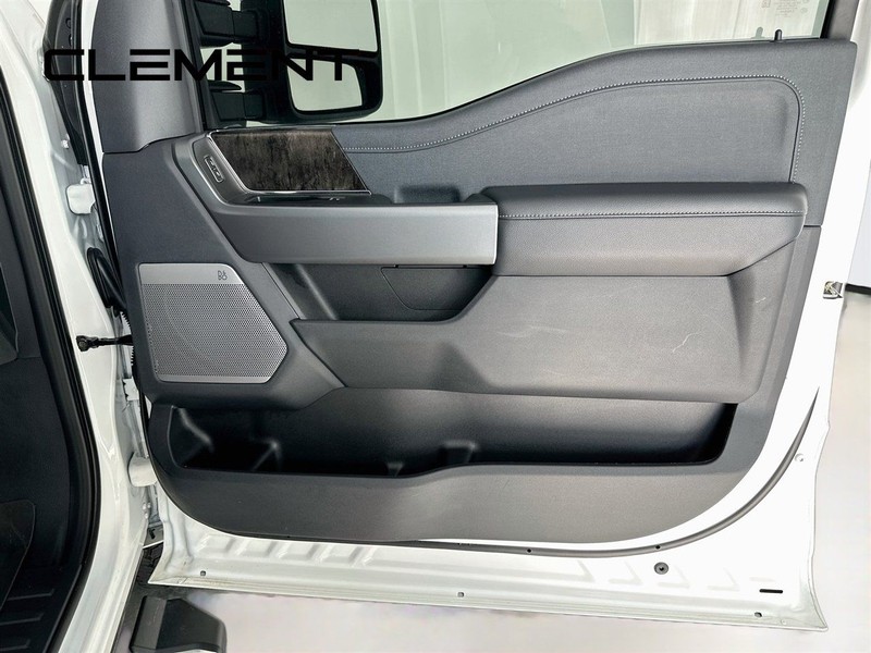 Ford Super Duty F-250 SRW Vehicle Full-screen Gallery Image 37