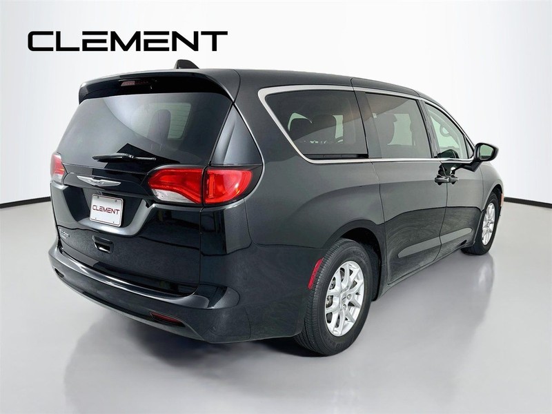Chrysler Voyager Vehicle Full-screen Gallery Image 7