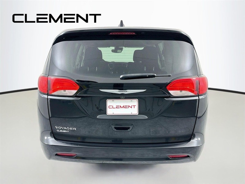 Chrysler Voyager Vehicle Full-screen Gallery Image 8