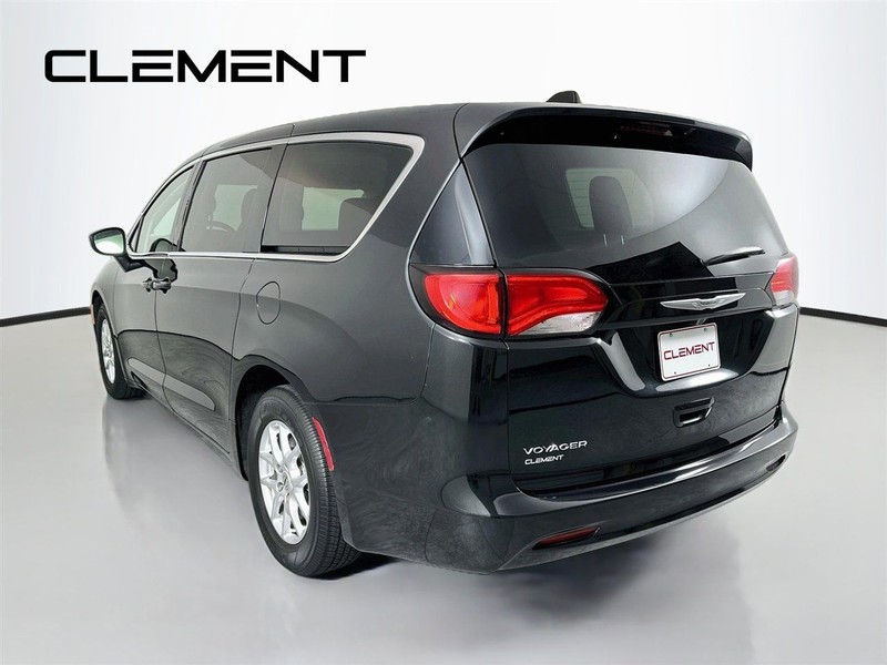 Chrysler Voyager Vehicle Full-screen Gallery Image 10