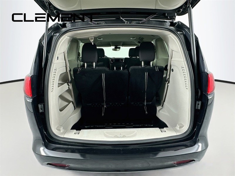 Chrysler Voyager Vehicle Full-screen Gallery Image 11