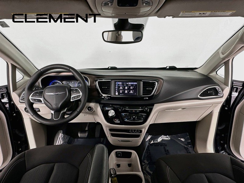 Chrysler Voyager Vehicle Full-screen Gallery Image 12