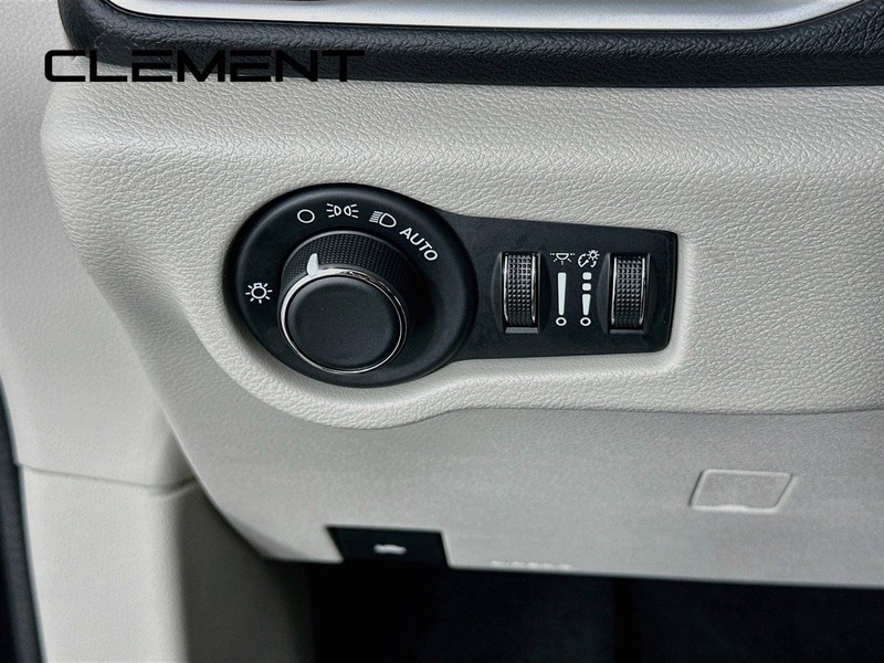 Chrysler Voyager Vehicle Full-screen Gallery Image 14